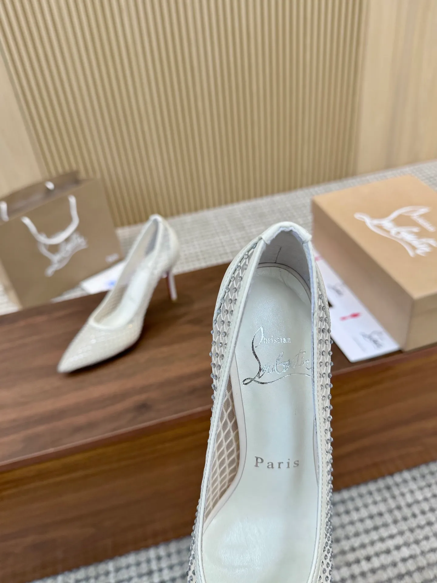 👟👟Ex-factory price 440👟👟 Genuine leather sole +40 Year-round shipment💝Christian Louboutin CL👠 Classic "💎Cow Patent Leather💎Series" noble and luxurious, real blingbling✨ Real materials, all customized by the pattern maker, and the materials are made of original customized materials, achieving the taste of the original 6 color options💍 Upper: imported 👉cow patent leather💪 lining: sheepskin foot pad/lining code number: 34-40.41.42 heel height: two options: 10.5cm and 8.5cm